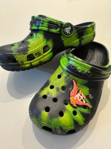 Crocs Infantil Tie Dye com Jibbitz tamanho C10