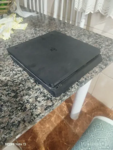 Vendo PS4 Slim semi-novo, 1 tera + controle original