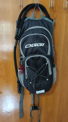 Mochila de hidratação Oggi com refil Invictus de 3 litros nova com brinde