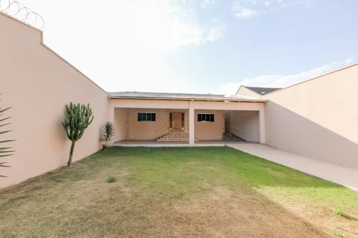 Casa para locação no Jardim Ipanema | 3 quartos, suíte e garagem para 3 carros