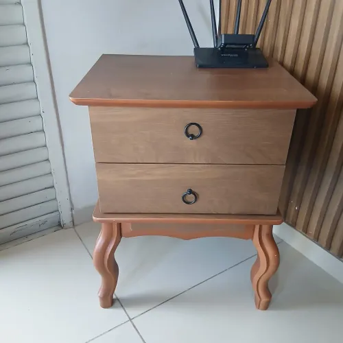 Mesa de cabeceira Luís XV 2 gavetas madeira