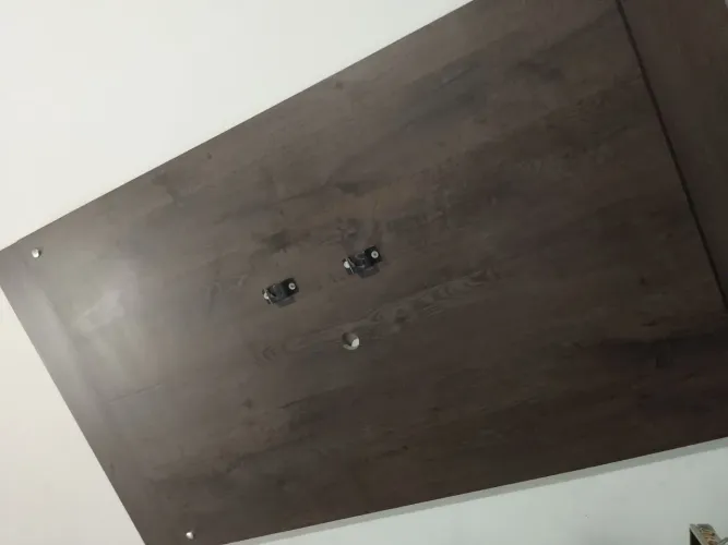 Painel de TV sem marcas de uso e já com o suporte universal para televisão