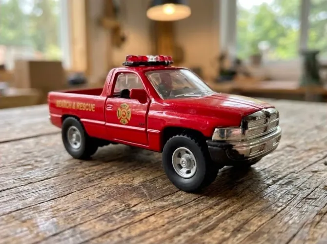 Carro miniatura da Picape Dodge Ram 150 como viatura de bombeiro da div de busca e resgate