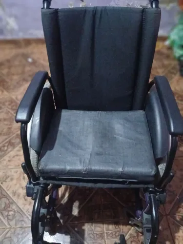 VENDO CADEIRA DE RODA NOVA 