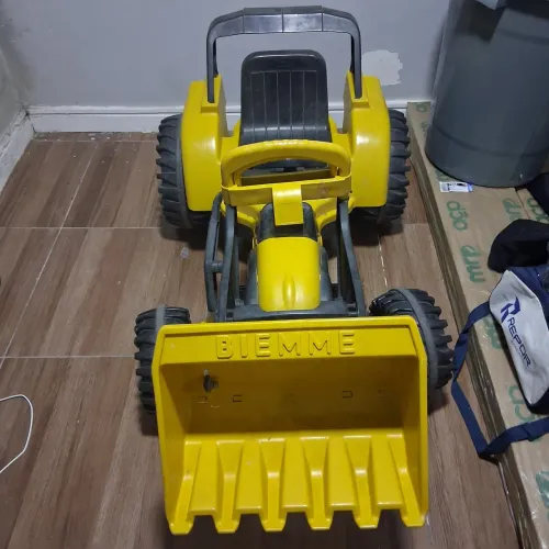 Trator elétrico infantil.