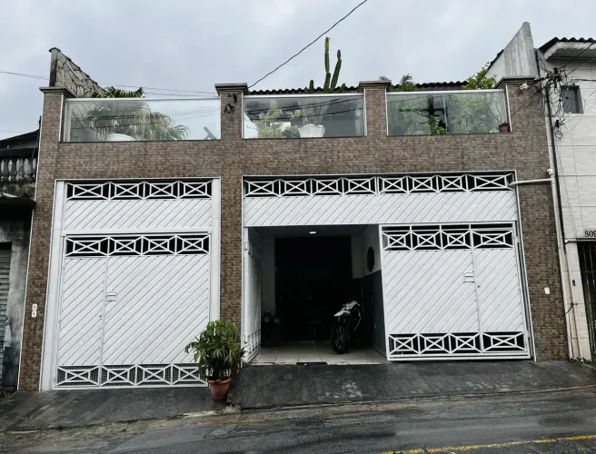 Sobrado com piscina  e edícula nos fundo