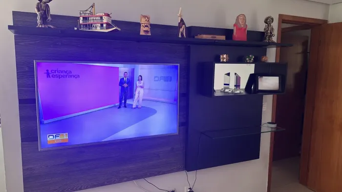 Painel para TV com Nichos - 2,40m x 1,50m - Ótimo estado