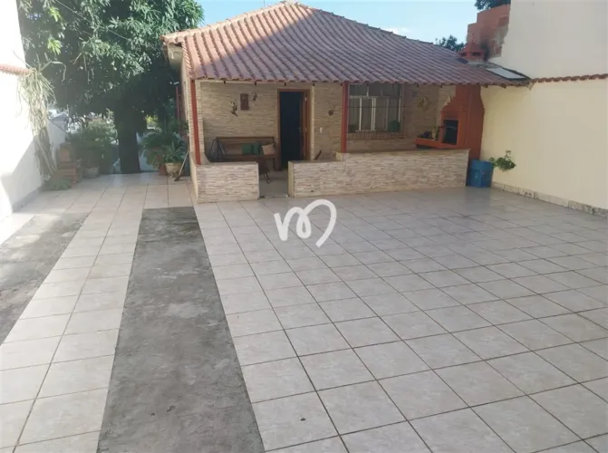 Casa linear, 3 quartos, quintal, 5 vagas