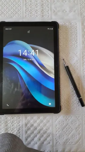 Tablet com caneta, mouse e teclado