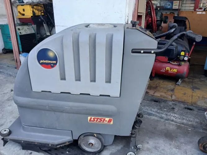Máquina de lavar e secar pisos a bateria. 