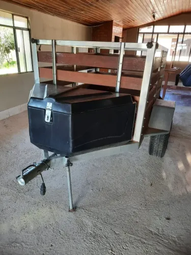 Carretinha Reboque com Baú