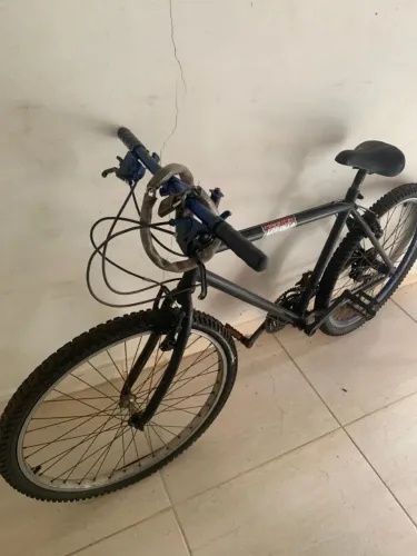Vendo bicicleta, com pneus semi novos ? em bom estado de uso
