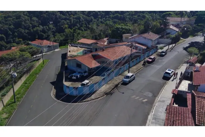 Imóvel de Renda em Águas de Lindóia  6 Casas + 1 Salão Comercial podendo gerar até R$ 10.6