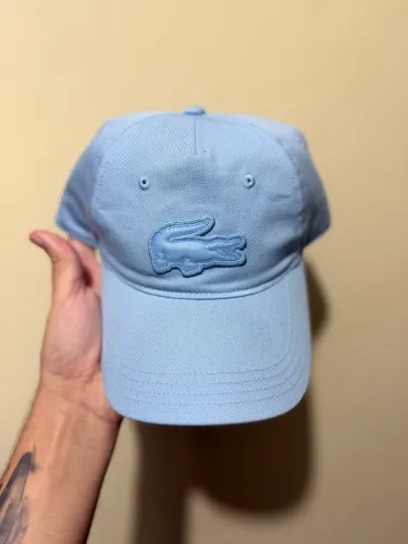 BONÉ LACOSTE, AZUL BEBÊ (EDIÇÃO)