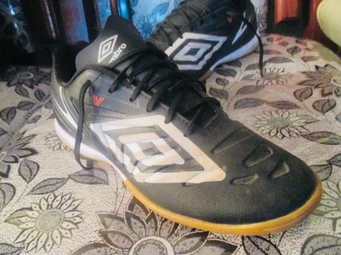 Chuteira Umbro V Club. ?38