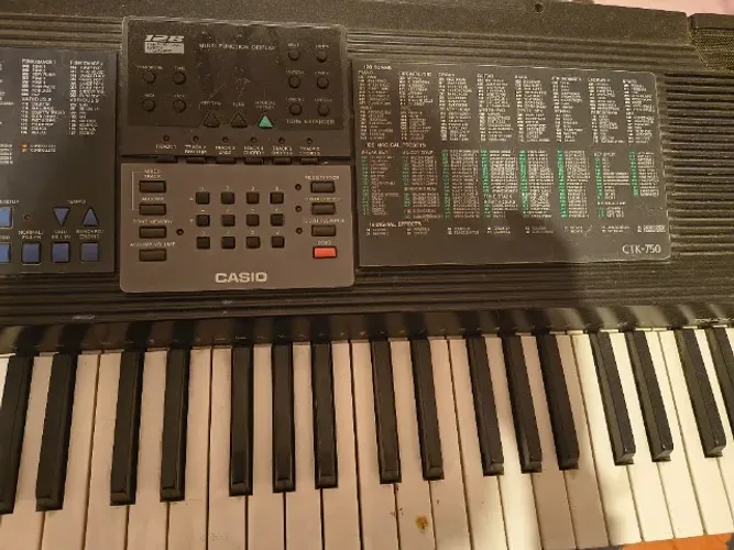 Teclado Casio com suporte (não funciona)