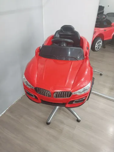 Cadeira Infantil para Barbearia em Formato de Carro ?
