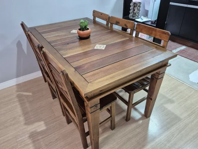 Mesa de madeira com 6 cadeiras 