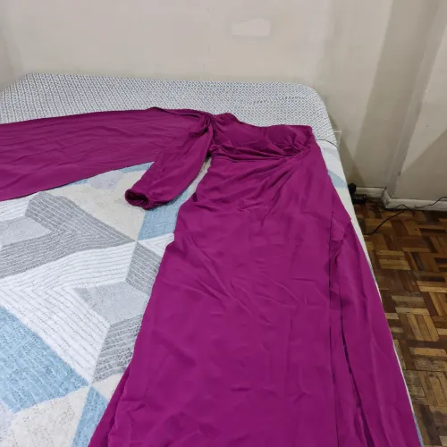 Vestido longo com manga só de um lado cor fucsia com fenda com cauda watteau