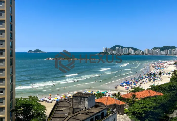 Apartamento reformado frente mar com varanda na Praia das Pitangueiras, Guarujá