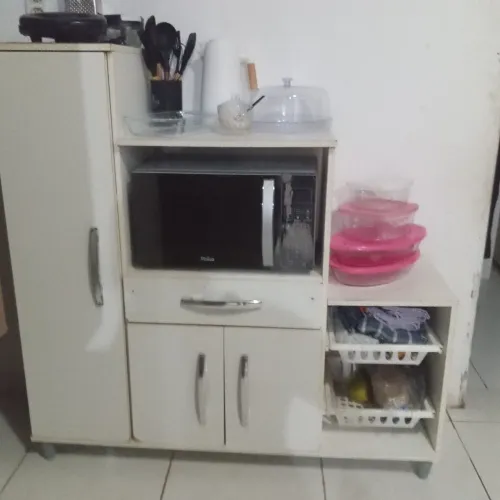 Armário de cozinha com local de microondas
