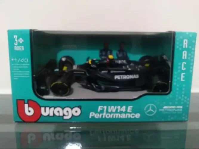 Miniatura F1 Bburago Mercedes W14 E Performance #44 Lewis Hamilton - Escala: 1/43