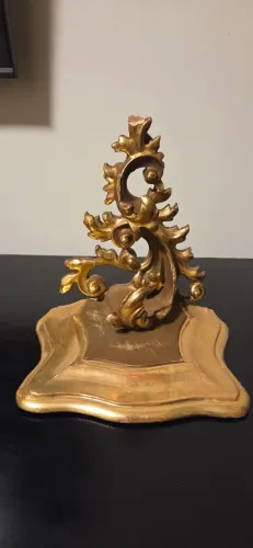 Peanha Antiga Espanhola em Madeira e Gesso Dourado - Estilo Rococó / Barroco