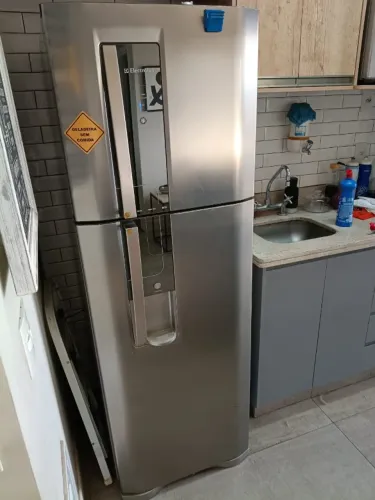 Geladeira Electrolux Frost Free Inox c/ Dispenser de Água - Excelente Estado!
