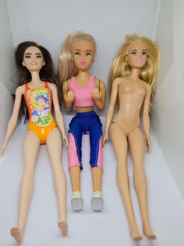 Bonecas Barbies e Suzy
