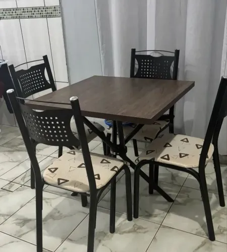 Mesa com cadeiras em perfeito estado