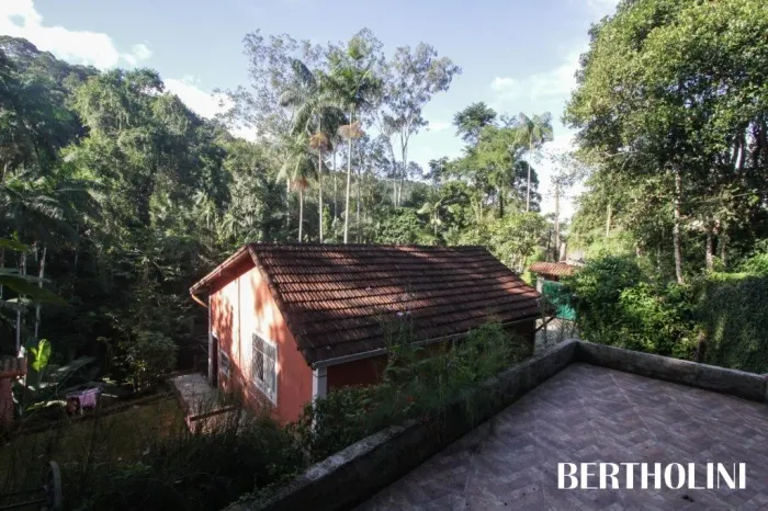 Casa na Fazendinha, ao lado da Cachoeira de Deus, Penedo / RJ.