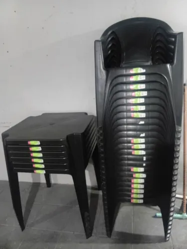 Vendo 6 Jogos de mesas de plástico semi novos usado poucas vezes.