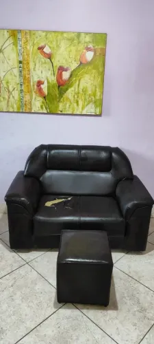 Sofá de couro 2 lugares + puff de conjunto