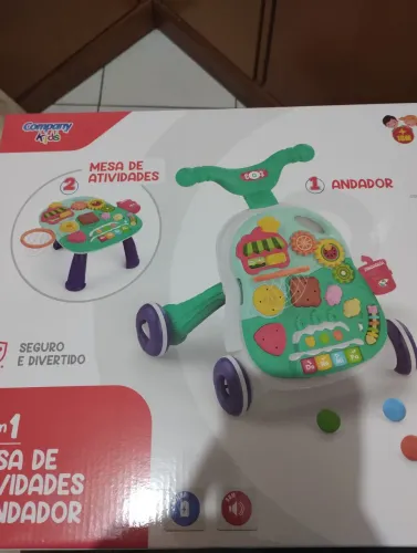 Mesa de atividades e andador 