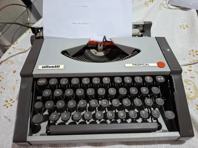 Máquina de escrever funcionando. OLIVETTI TROPICAL.