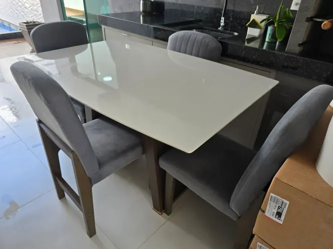 Mesa retangular com 4 cadeiras reformadas (1,35x0,9)