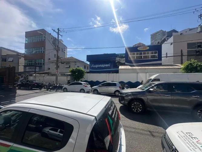 Excelente Espaço Comercial à Venda na Ponta da Praia  Terreno de 313 m² | Ideal para Acade