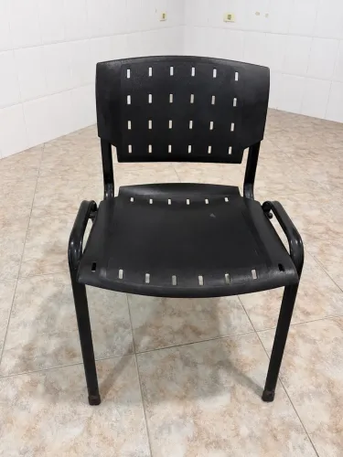 Cadeira Fixa Preta com Braços - Estrutura em Aço | Muito Resistente