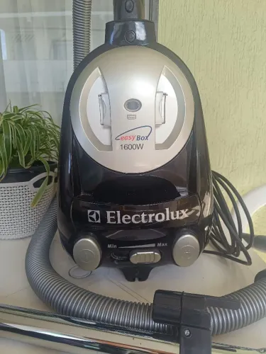 Aspirador de Pó Eletrolux Easybox 1600W