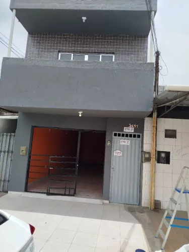 Ponto comercial com apartamento no piso superior