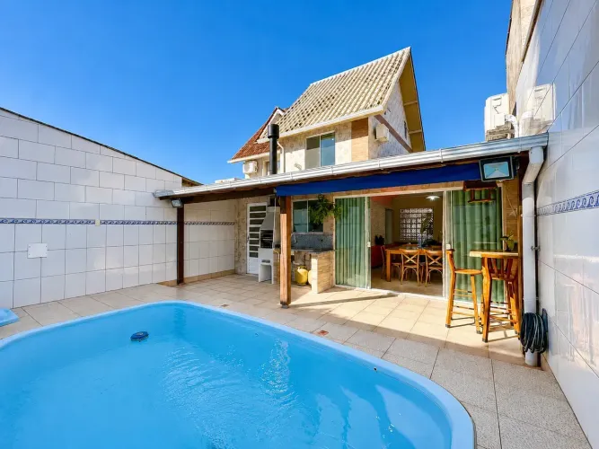 Excelente Casa Geminada em Condomínio Fechado de 4 dorm 1 suite piscina Vargem Grande