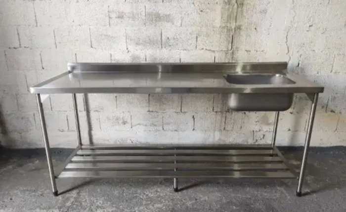 8 Móveis de inox para cozinha: mesas, bancada com pia e prateleiras