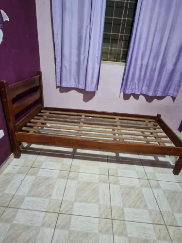 Cama de solteiro de madeira + colchão 