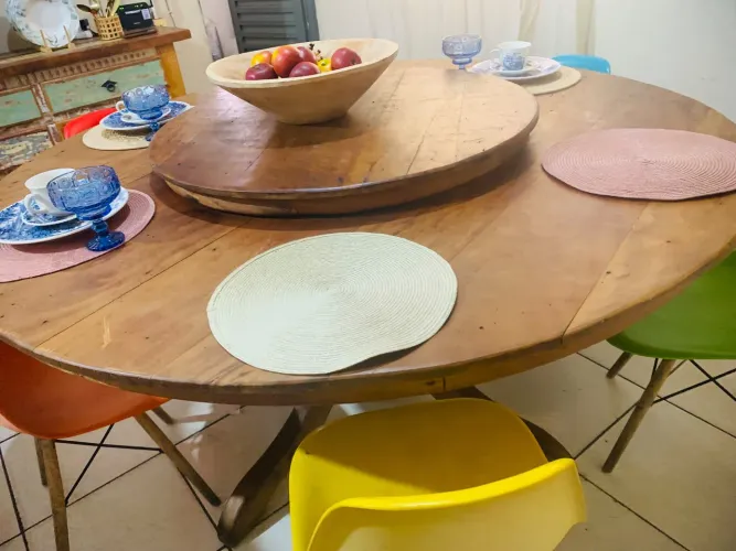 Vendo mesa linda. Tampo giratório oportunidade de alta qualidade peroba rosa mesa linda