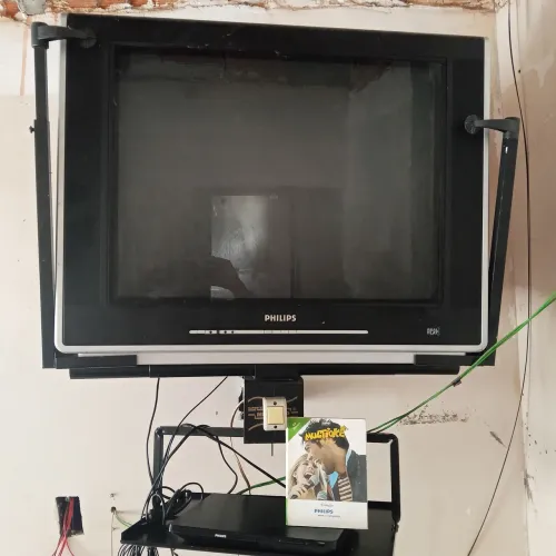 Vendo Kit com stantes, TV, Dvd, filmes, CDs, dvds,