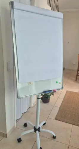 Cavalete flip chart magnético e giratório 