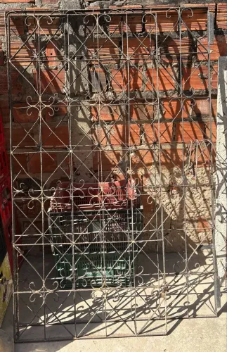 Portão de ferro com detalhes 