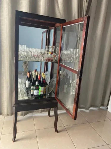 Cristaleira Vintage em Madeira com Porta de Vidro e Espelho Interno