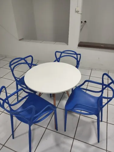 Conjunto Mesa redonda branca com 4 cadeiras Design moderno