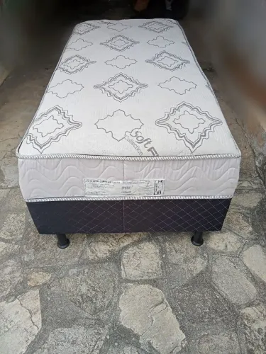 Cama box de solteiro confortável e em boas condições